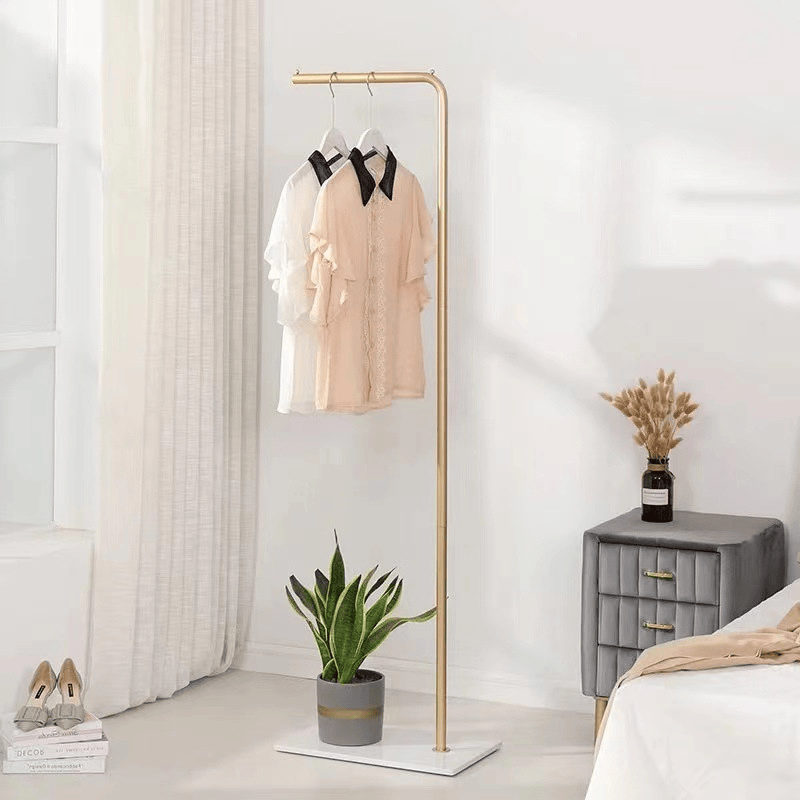 Valet d’entrée ou de chambre, en métal épuré pour organiser vêtements avec style