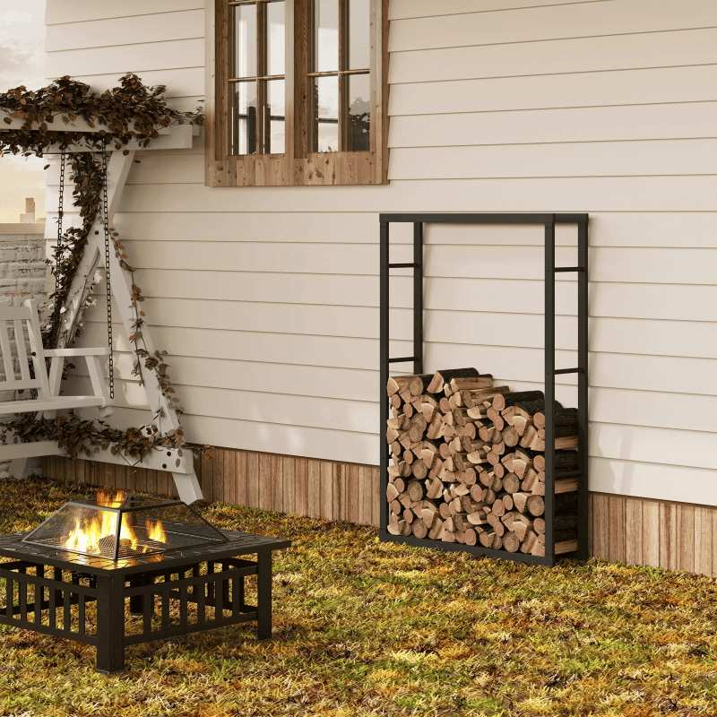 Abri bois jardin en métal noir pour stocker le bois de chauffage à l’extérieur.