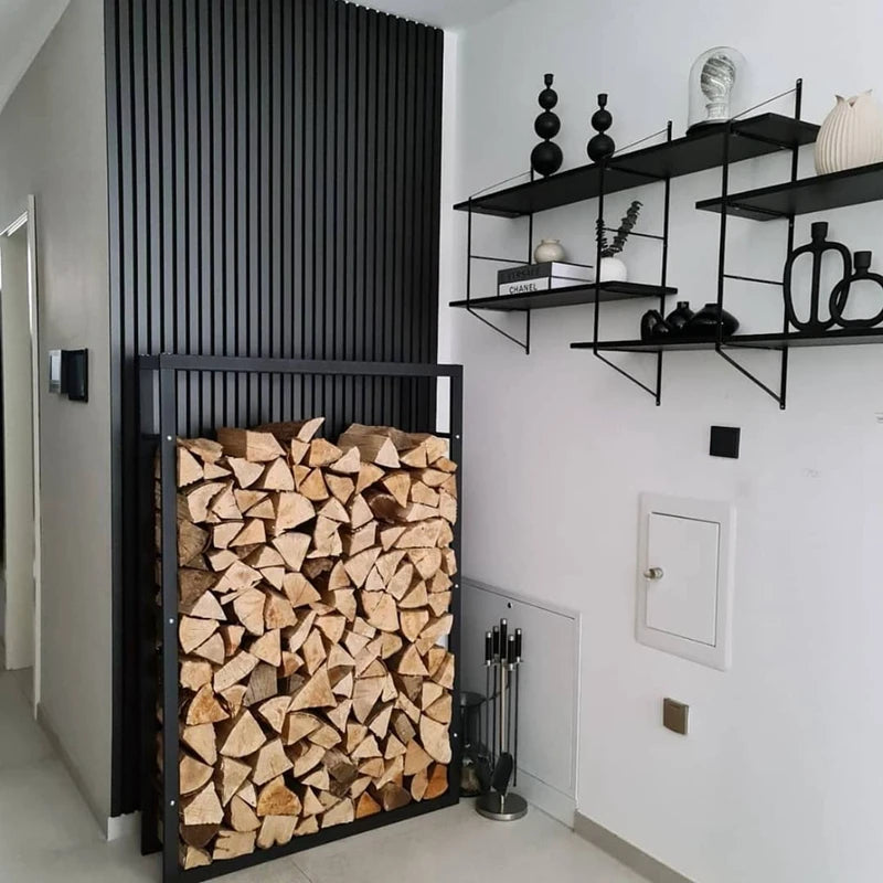 Support à bûches intérieur avec barre anti-chute et design stable.