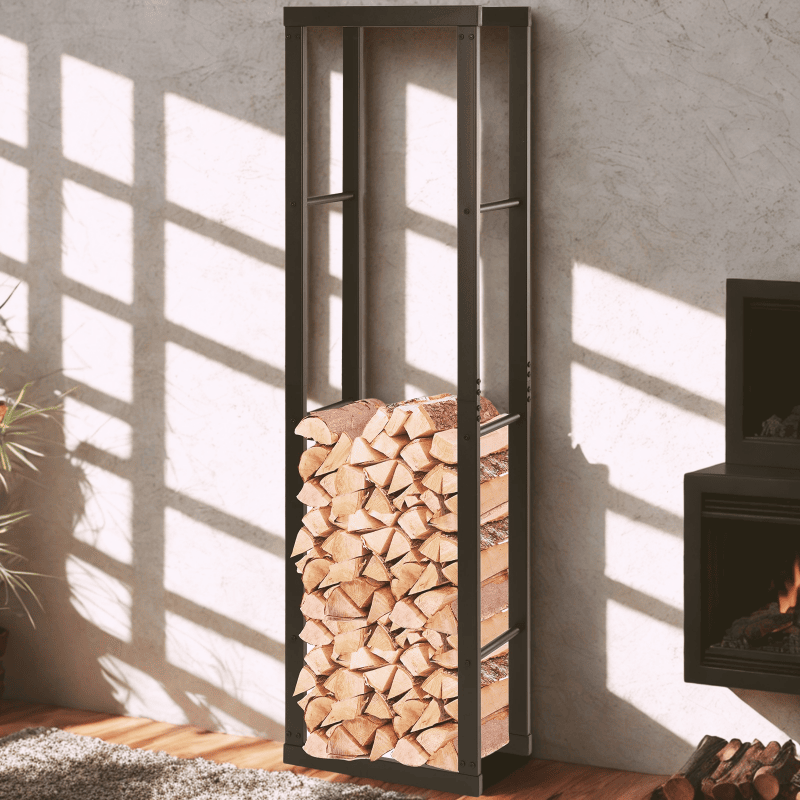 Rack de rangement bûches vertical en métal noir avec structure ventilée.

