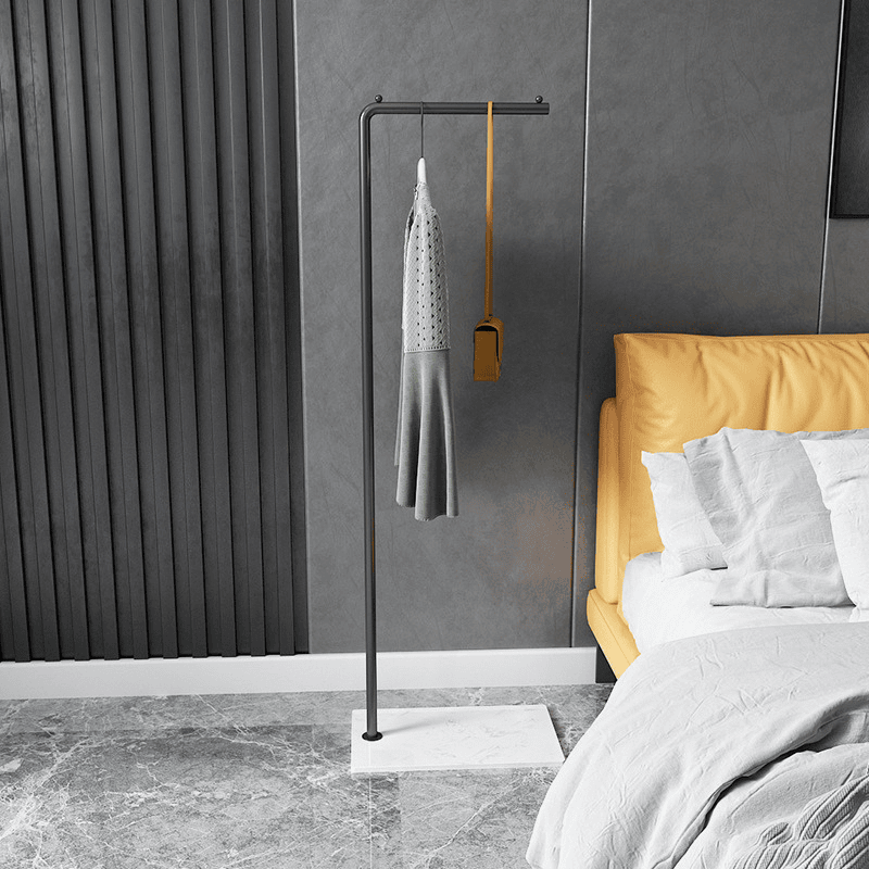 Support scandinave élégant en métal pour suspendre vêtements, sacs et foulards dans une chambre