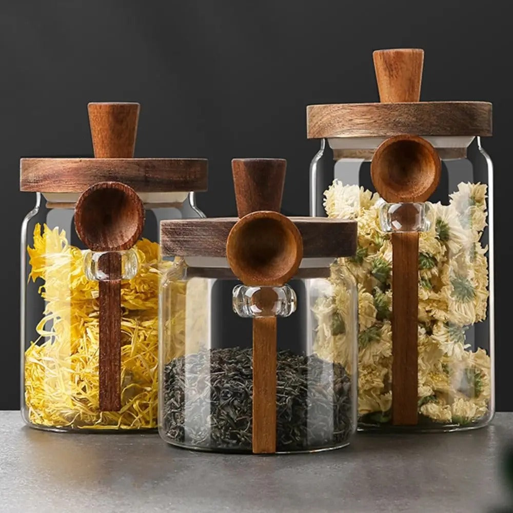 Pot en verre scellé hermétique avec couvercle en bois, idéal pour conserver les aliments en cuisine.