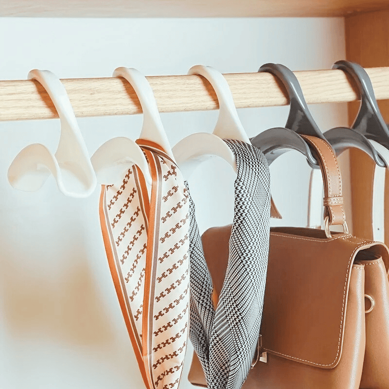 Cintres suspendus pour rangement dressing – solution pratique pour organiser sacs, chapeaux et foulards